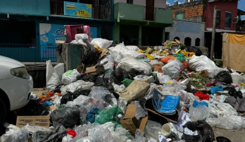 Moradores de Petrópolis denunciam acúmulo de lixo há três dias sem coleta