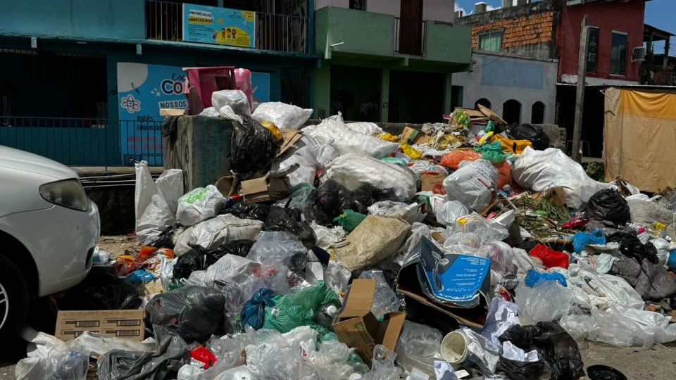 Moradores de Petrópolis denunciam acúmulo de lixo há três dias sem coleta