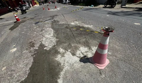 Moradores fazem reparo por conta própria em rua na zona Leste após descaso da Prefeitura
