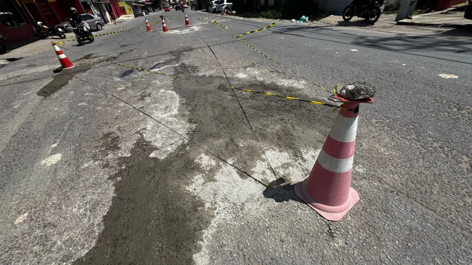 Moradores fazem reparo por conta própria em rua na zona Leste após descaso da Prefeitura