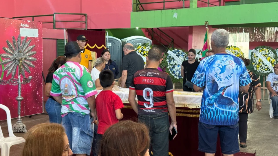 Velório do artista ocorre na quadra da escola Vitória Régia, no bairro Praça 14, Zona Sul de Manaus