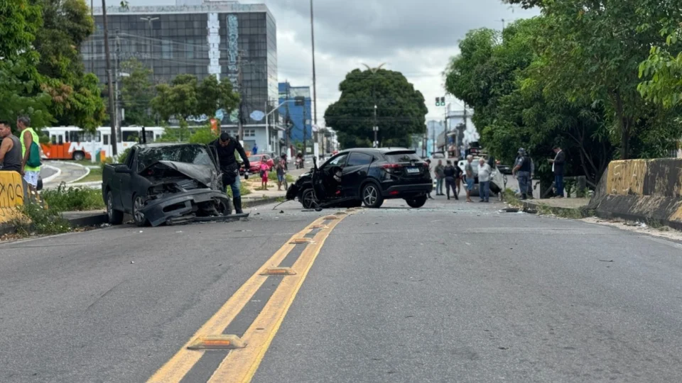 Acidente com quatro veículos causa caos na Av. Carvalho Leal em Manaus