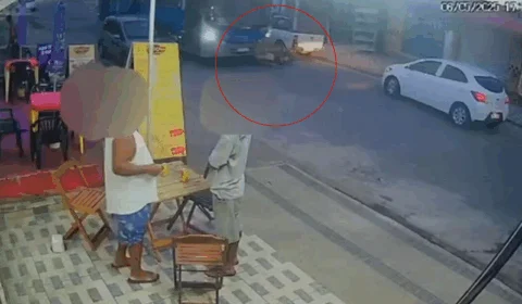 VEJA VÍDEO: adolescente vai parar embaixo de ônibus durante acidente e sobrevive