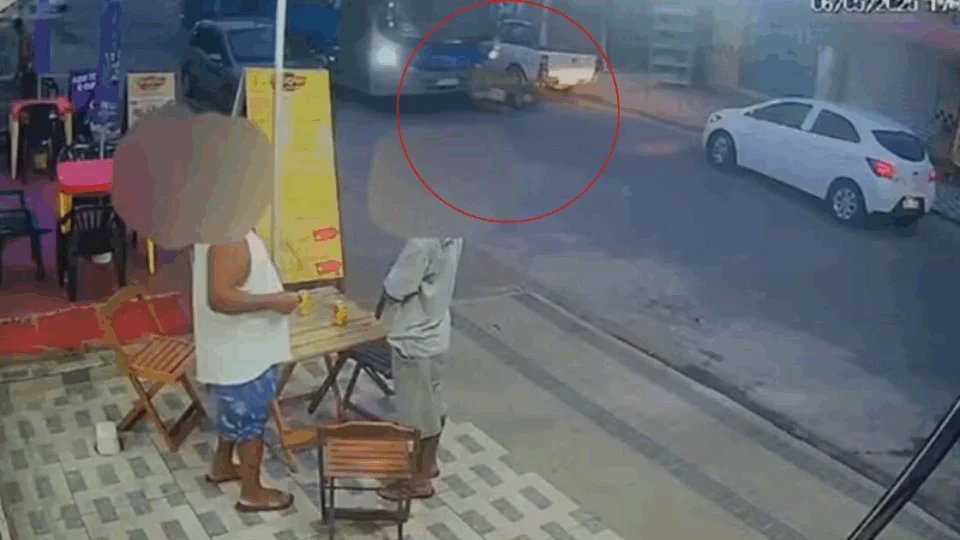 VEJA VÍDEO: adolescente vai parar embaixo de ônibus durante acidente e sobrevive