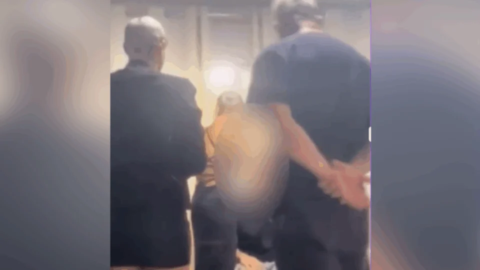 VEJA VÍDEO: membro de facção criminosa tortura e raspa cabelos de jovens após suposta traição