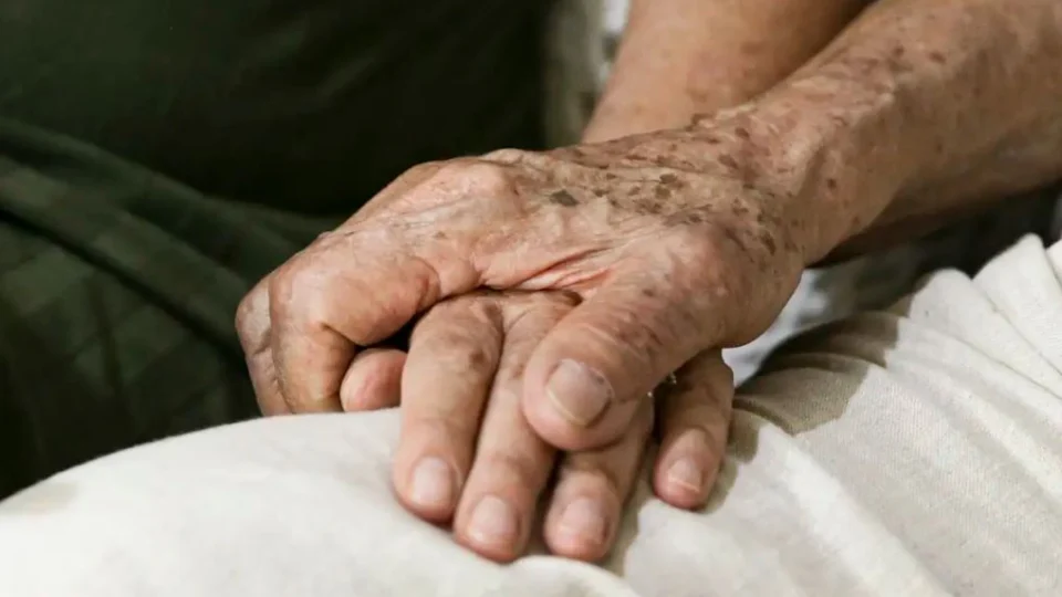 Anvisa aprova medicamento para retardar avanço do Alzheimer