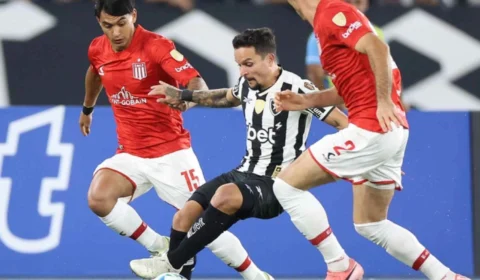 Botafogo vence Estudiantes por 3 a 2 na Libertadores 2025