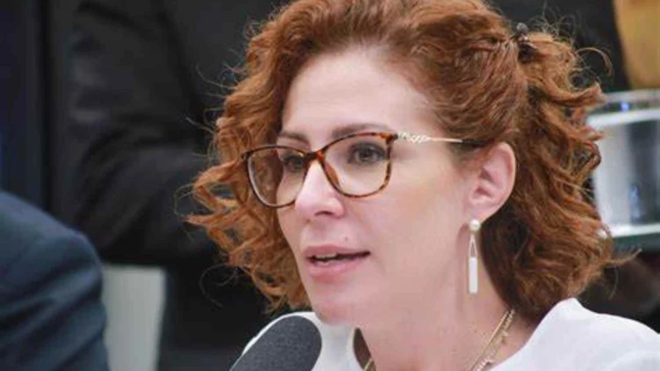 Alexandre de Moraes ordena bloqueio de perfis de Carla Zambelli, de sua mãe e de seu filho nas redes sociais