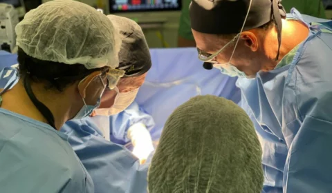 Cirurgia de separação das gêmeas siamesas nascidas no Amazonas é bem-sucedida