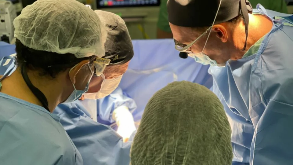 Cirurgia de separação das gêmeas siamesas nascidas no Amazonas é bem-sucedida