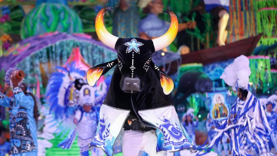 Festival de Parintins 2025: Governo do Amazonas repassa R$ 10 milhões para Caprichoso e Garantido