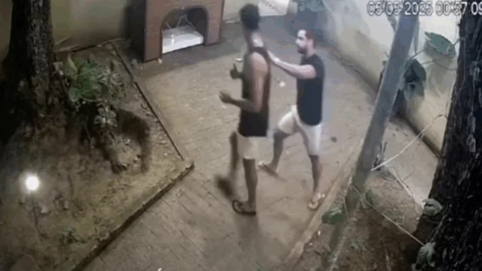 VEJA VÍDEO: discussão por causa de mulher termina com delegado atirando em ambulante