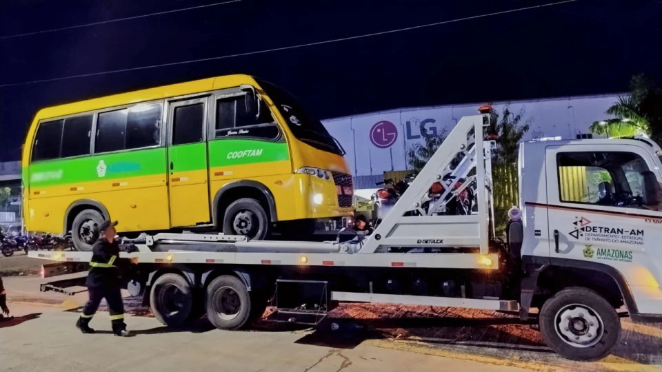 Micro-ônibus ‘Amarelinho’ com motorista bêbado é removido durante operação em Manaus