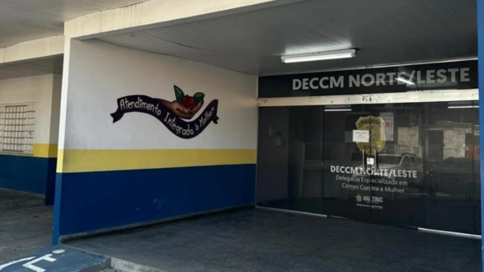 Homem é preso em Manaus por espancar esposa na frente do filho após acusá-la de traição