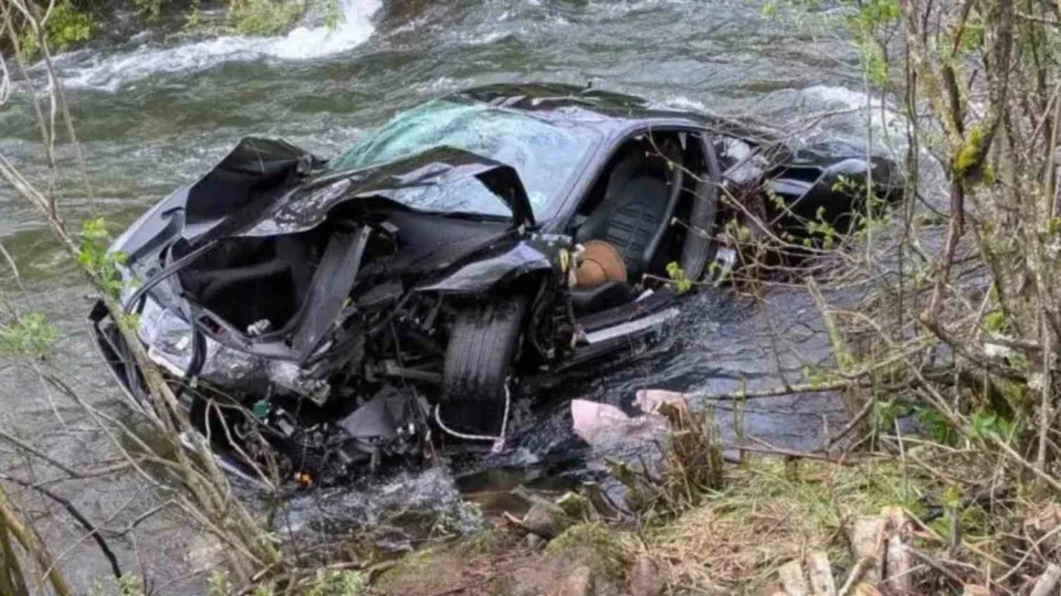 Casal britânico morre após Ferrari cair em rio durante rali na Espanha