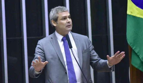 Líder do PT aciona PGR contra Eduardo Bolsonaro por crimes contra soberania nacional