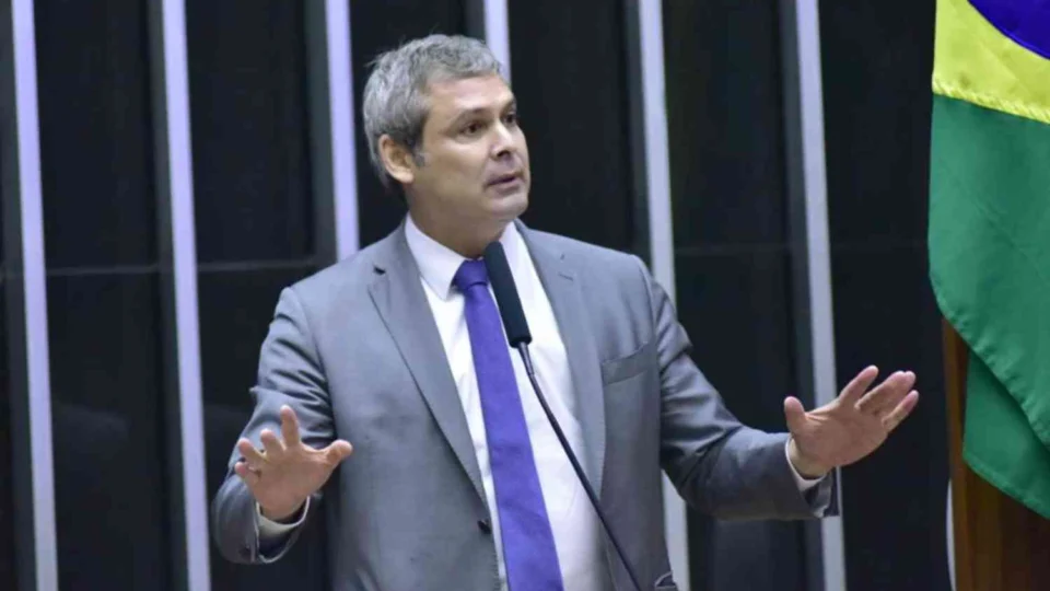 Líder do PT aciona PGR contra Eduardo Bolsonaro por crimes contra soberania nacional