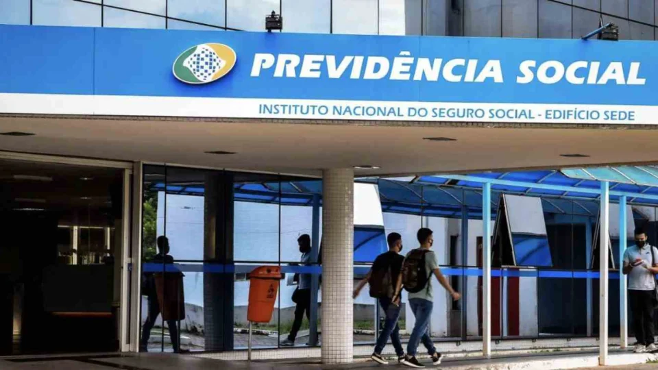 Aposentados e pensionistas que sofreram descontos indevidos serão notificados pelo INSS