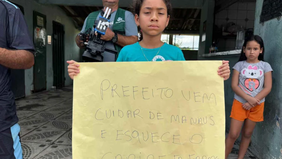 Moradores de Santa Etelvina bloqueiam avenida em protesto contra mudanças no transporte coletivo em Manaus