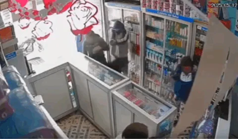 VEJA VÍDEO: homem invade farmácia e executa mulher a tiros à queima-roupa