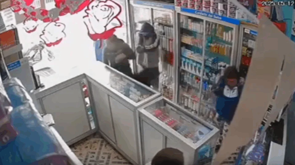 VEJA VÍDEO: homem invade farmácia e executa mulher a tiros à queima-roupa