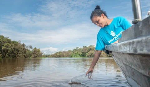 Projeto quer impedir que 3 milhões de garrafas cheguem aos rios da Amazônia