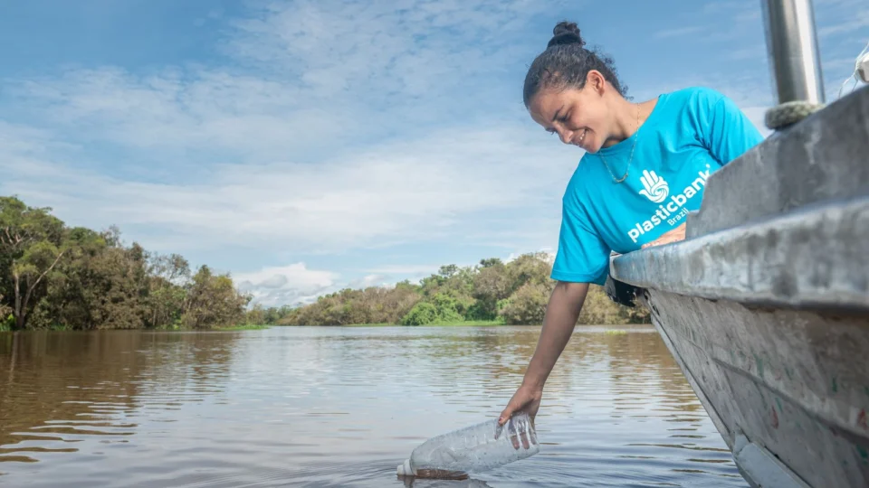 Projeto quer impedir que 3 milhões de garrafas cheguem aos rios da Amazônia