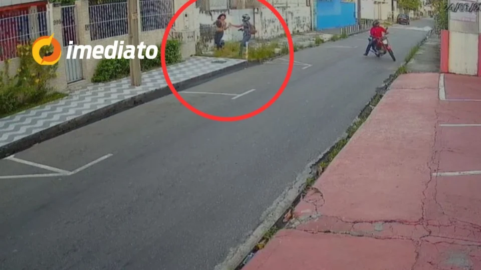 VÍDEO: mulher tenta correr mas é assaltada por criminosos armados no bairro Parque 10
