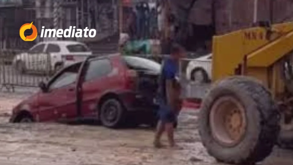 VEJA VÍDEO: cratera em obra do viaduto Rei Pelé ‘engole’ carro durante temporal em Manaus