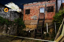 Casa ameaça desabar após forte chuva e moradora pede ajuda no bairro Gilberto Mestrinho