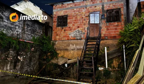 Casa ameaça desabar após forte chuva e moradora pede ajuda no bairro Gilberto Mestrinho
