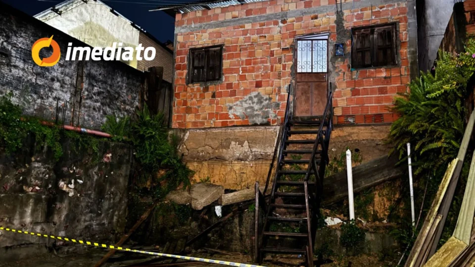 Casa ameaça desabar após forte chuva e moradora pede ajuda no bairro Gilberto Mestrinho