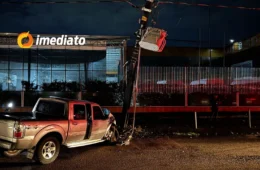Motorista colide com poste após desviar de motocicleta no bairro Cidade de Deus