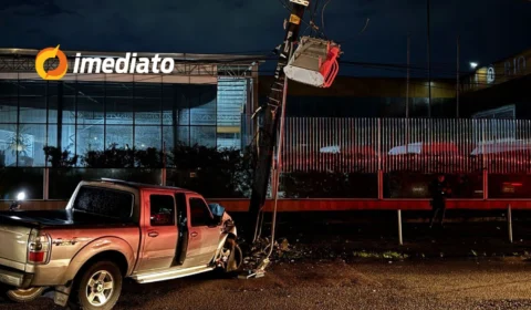 Motorista colide com poste após desviar de motocicleta no bairro Cidade de Deus