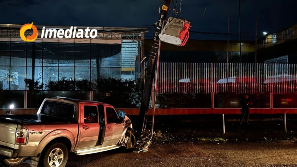 Motorista colide com poste após desviar de motocicleta no bairro Cidade de Deus
