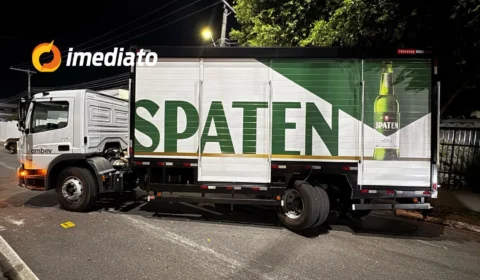 Caminhão perde o controle e interdita Avenida Jacira Reis, no bairro Dom Pedro