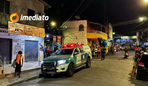 Dois homens são executados a tiros em frente a comércio no bairro Compensa