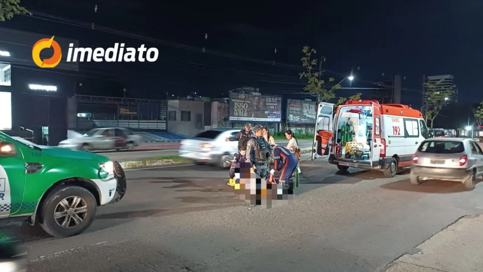 Pedestre é atropelado por moto ao tentar atravessar avenida Djalma Batista