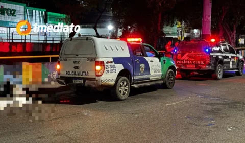 Homem é executado e corpo é abandonado em calçada na Avenida Brasil, bairro Compensa