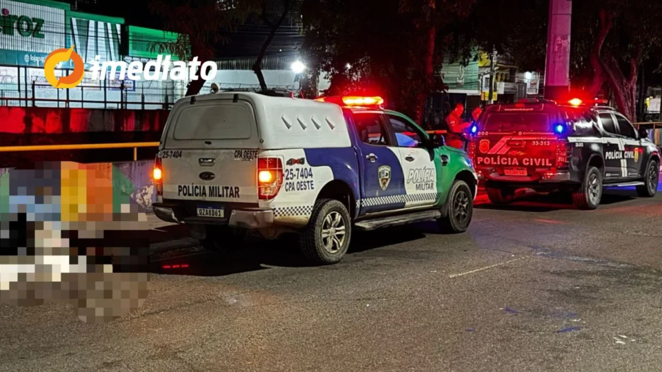 Homem é executado e corpo é abandonado em calçada na Avenida Brasil, bairro Compensa