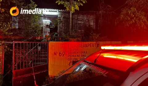 Idoso é encontrado morto com golpe de faca no pescoço dentro de casa no Conjunto Manôa