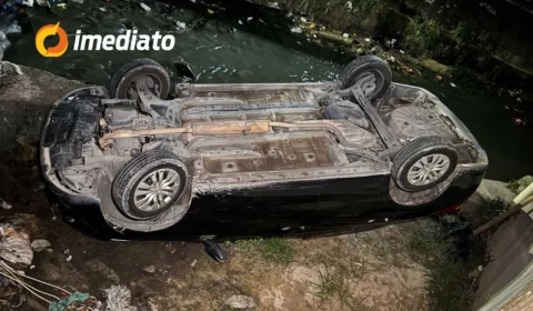 Motorista perde controle de carro e vai parar dentro de rip-rap no bairro Novo Aleixo