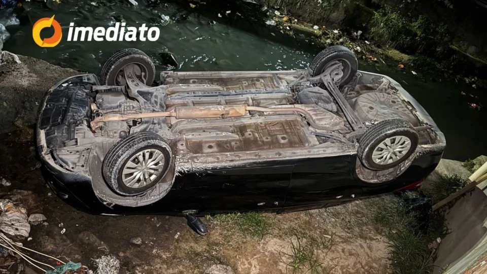 Motorista perde controle de carro e vai parar dentro de rip-rap no bairro Novo Aleixo