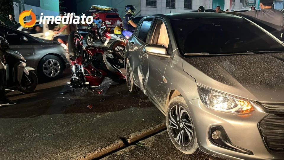 Mulher fica ferida e entra em estado de choque após colisão entre moto e carro no bairro alvorada