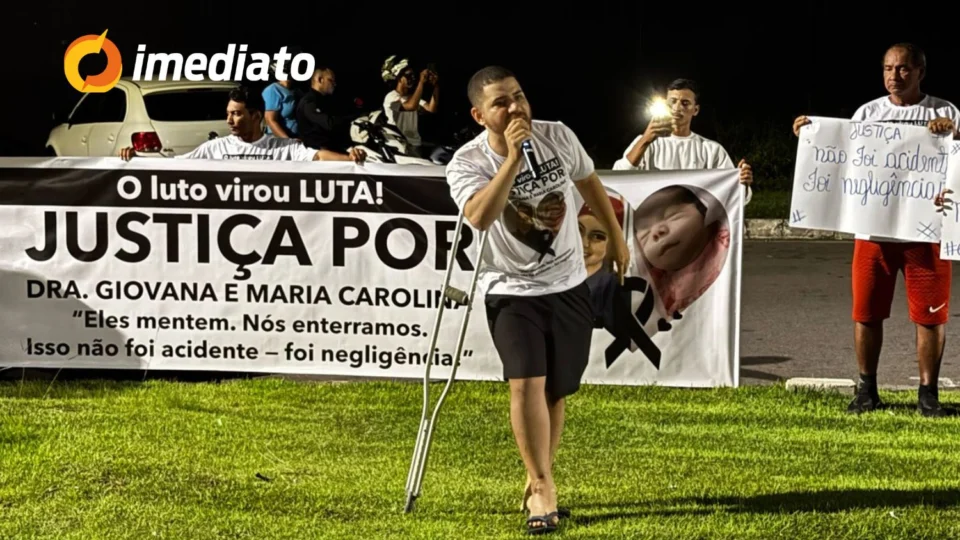 Família clama por justiça em protesto marcado por dor e revolta após morte de grávida e bebê causada por buraco em Manaus