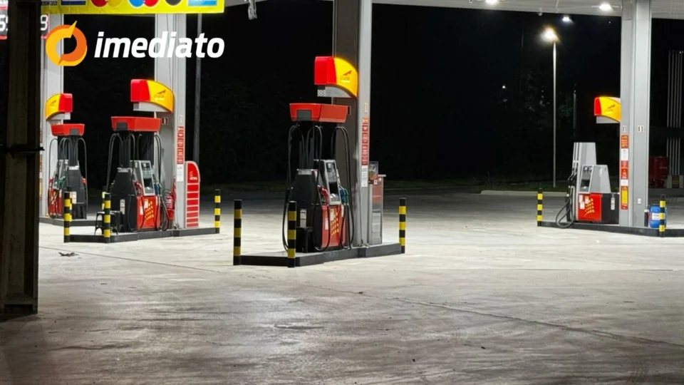 VEJA VÍDEO: criminosos armados assaltam posto de combustíveis na avenida Cosme Ferreira