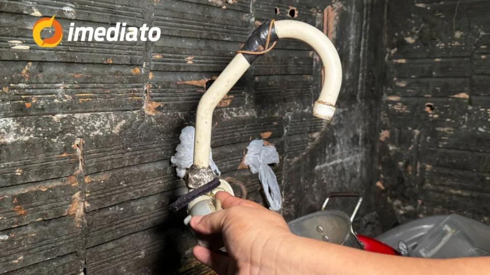 Moradores protestam por falta de água há mais de dez dias no bairro Zumbi