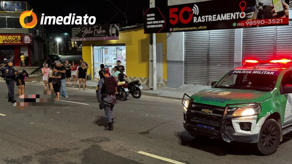 Jovem é atropelado por motociclista na contramão ao tentar atravessar Avenida Alphaville