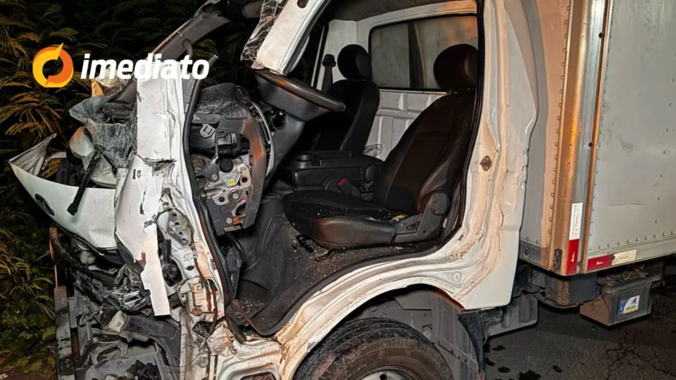 Colisão entre veículos deixa motorista em estado grave no Distrito Industrial