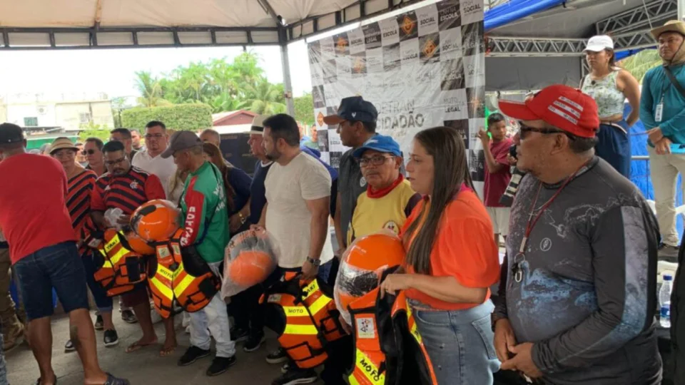 Detran-AM entrega kits de segurança a 230 mototaxistas em Borba e promove Blitz Educativa